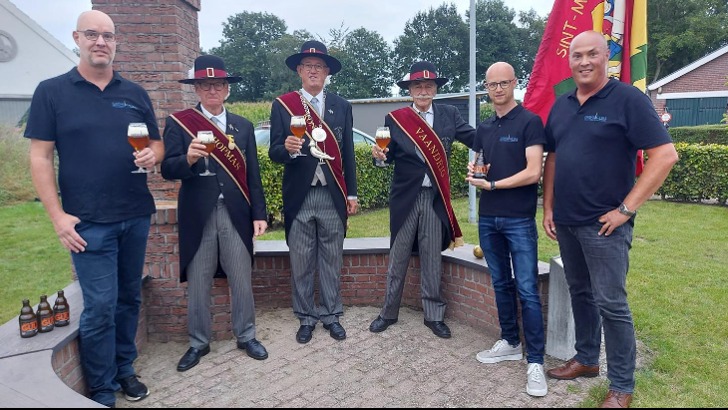 De Gulde proeven het Doar Hedde de Guld bier