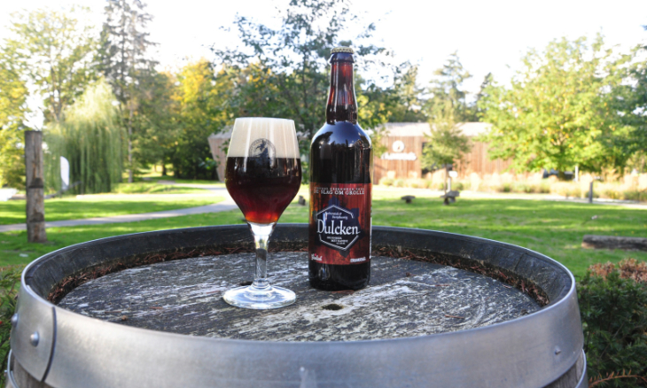 Dulcken bier grote fles en glas