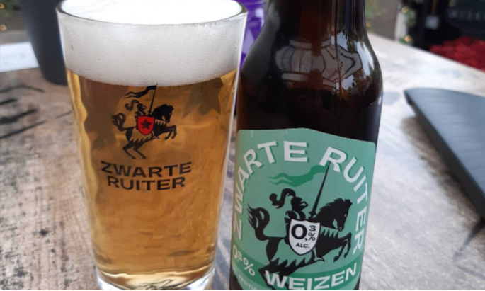 Zwarte Ruiter 0.3% Weizen flesje en glas