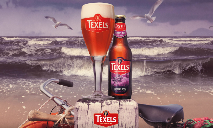 Texels Jutters Bock flesje en glas bij de zee op een paaltje