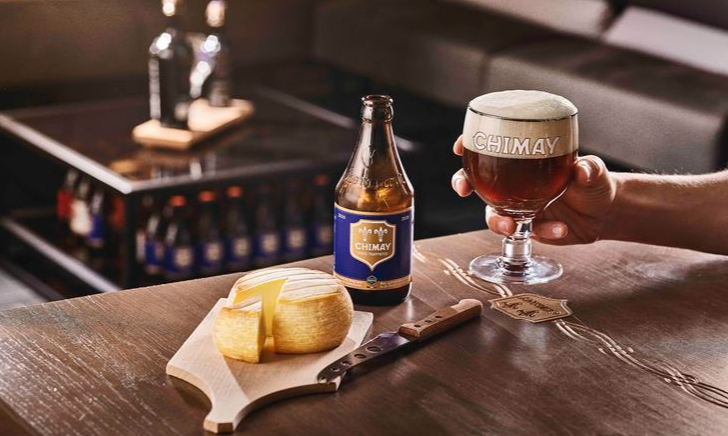 Chimay Blauw met een kaasje ernaast