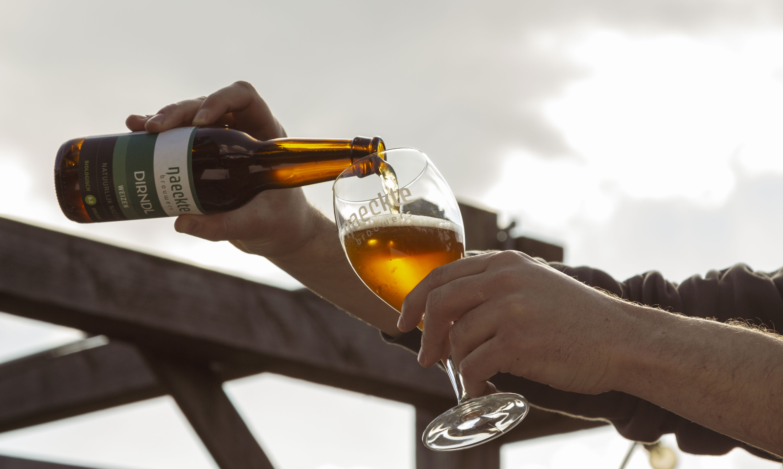 Bier van Naeckte Brouwers met nieuw etiket inschenken