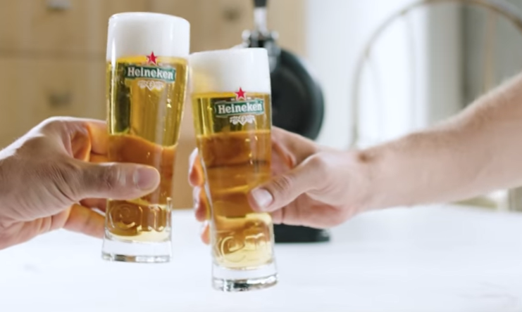 Proosten met Heineken