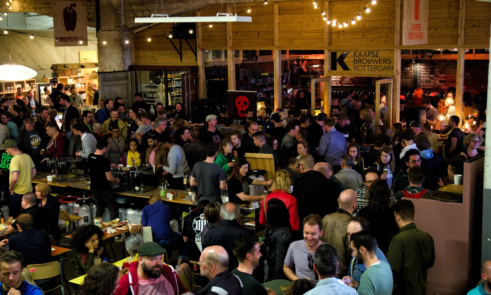 Sfeer binnen tijdens Kaapse Bierfestival