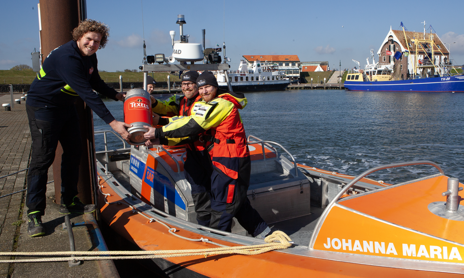 Texels Geheim bier overhandigd aan KNRM