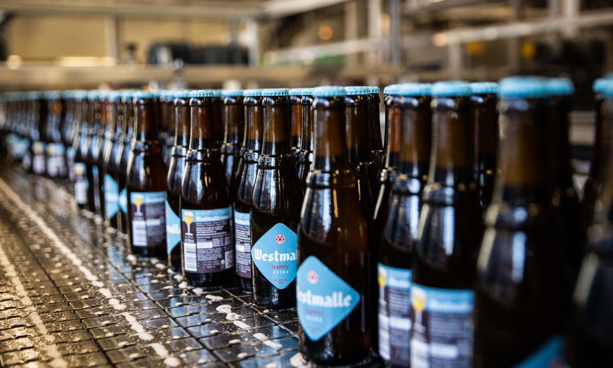 Westmalle Extra op de loopband in de brouwerij