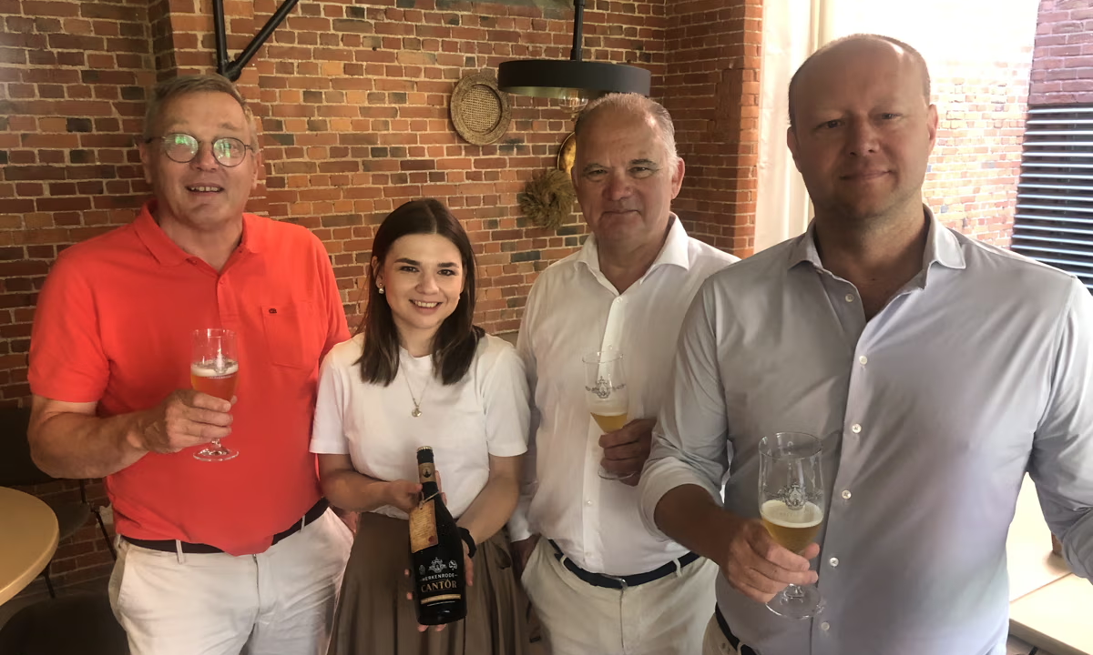 Luc Smeets, voorzitter vzw Herkenrode, Céleste en Michel Fryns, en Jef Cornelissen Jr van de gelijknamige brouwerij bij de voorstelling van Herkenrode Cantor