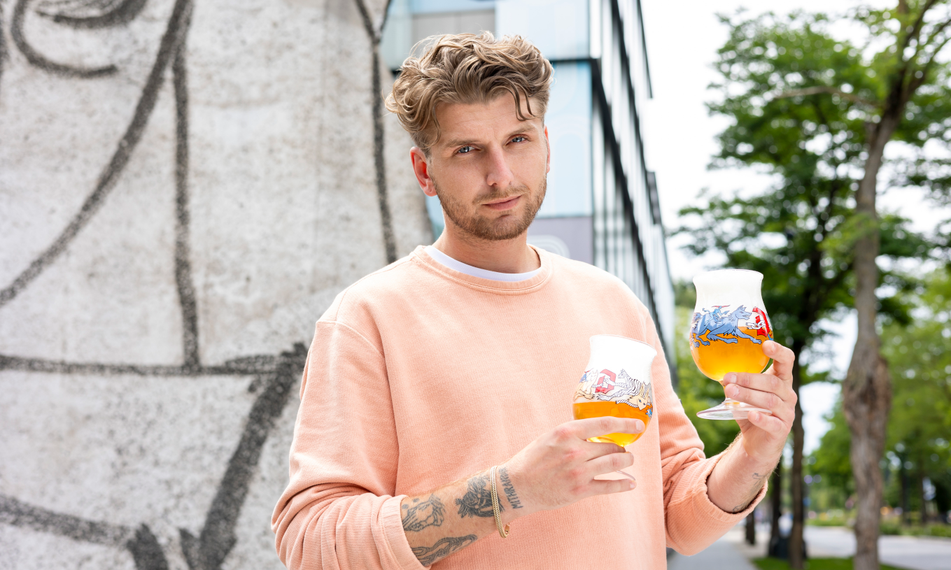 Iwan Smit met zijn Duvel Collectors glazen in 2024