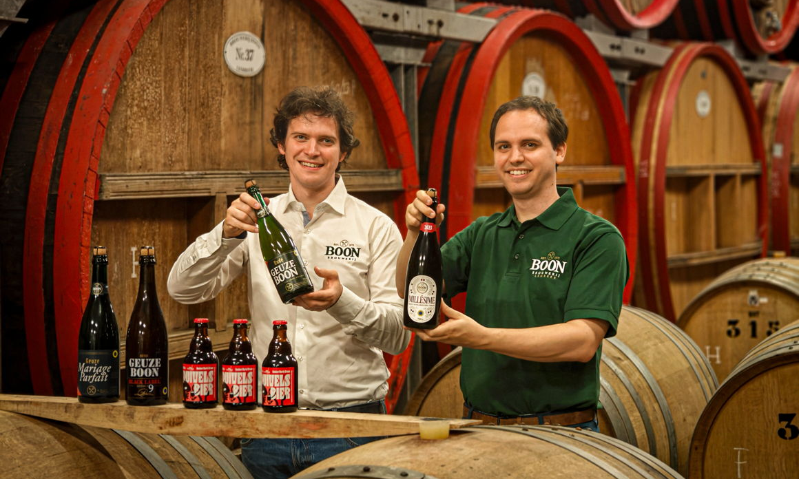 Jos en Karel Boon met hun winnende bieren op de World Beer Awards 2024
