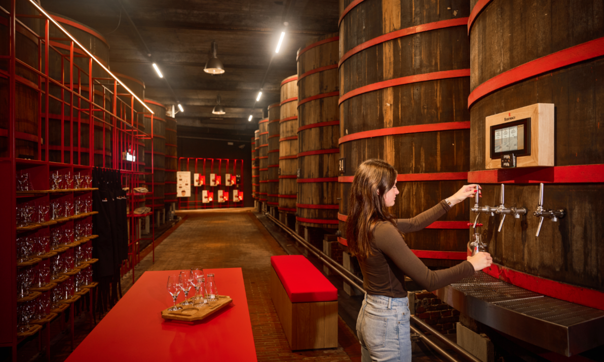 Dame tapt Rodenbach binnen in de brouwerij