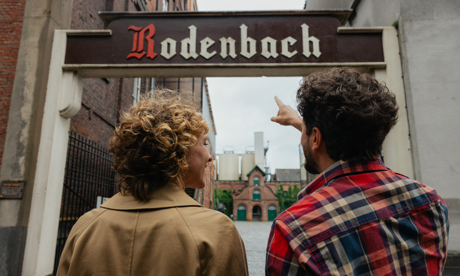 Dame en heer buiten bij Brouwerij Rodenbach