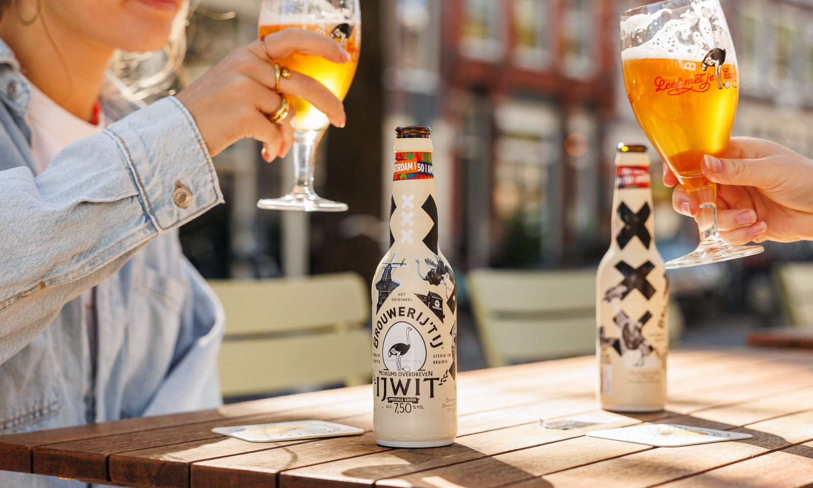 Proosten met Mokums Overdreven IJwit jubileumbier