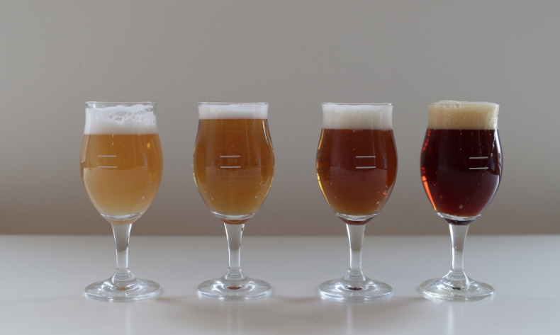 vier verschillende bieren om te proeven door een biersommelier