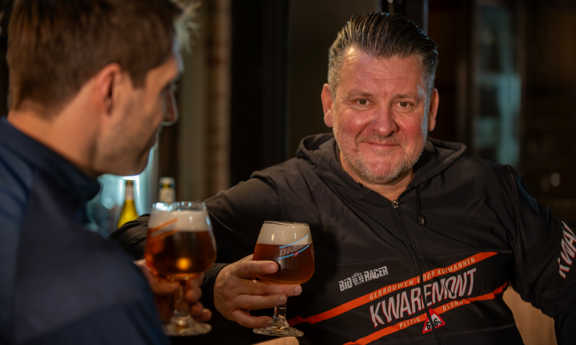 Nico Mattan met alcoholvrij Kwaremont bier
