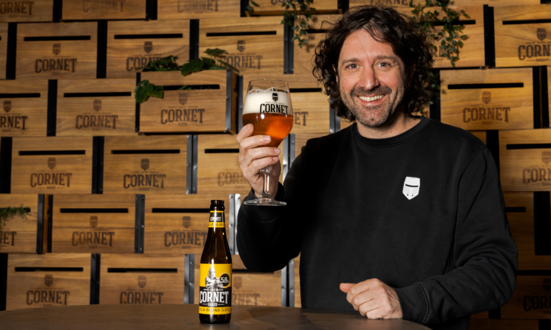 Cornet Gold Blond bier in de hand van brouwer Stijn