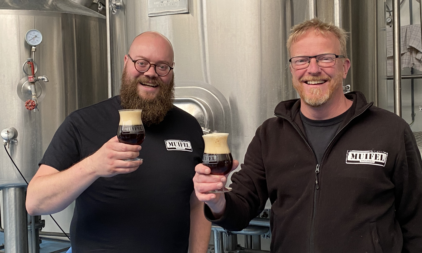 Teun Durlinger en eigenaar Martin in de Muifelbrouwerij