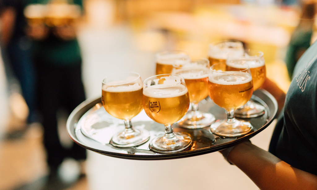 Dienblad vol Nederlands bier