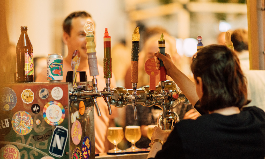 Tappen tijdens het Nederlands Bierproeffestival