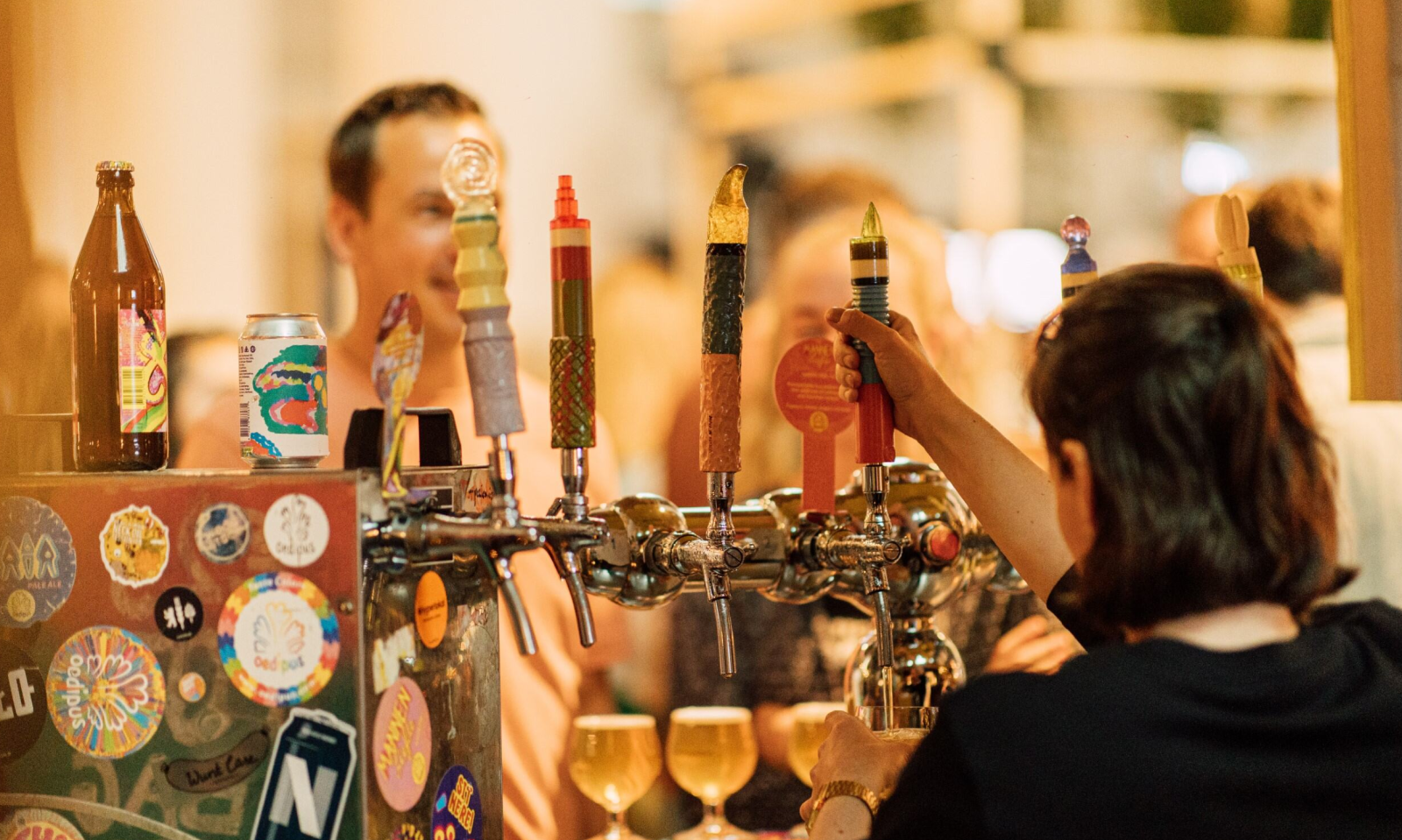 Bier tappen tijdens Nederlands Bierproeffestival