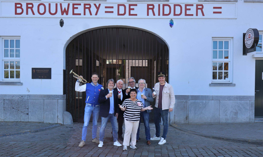 Initiatiefnemers voor het Mergel Wit lied voor Stadsbrouwerij Maastricht