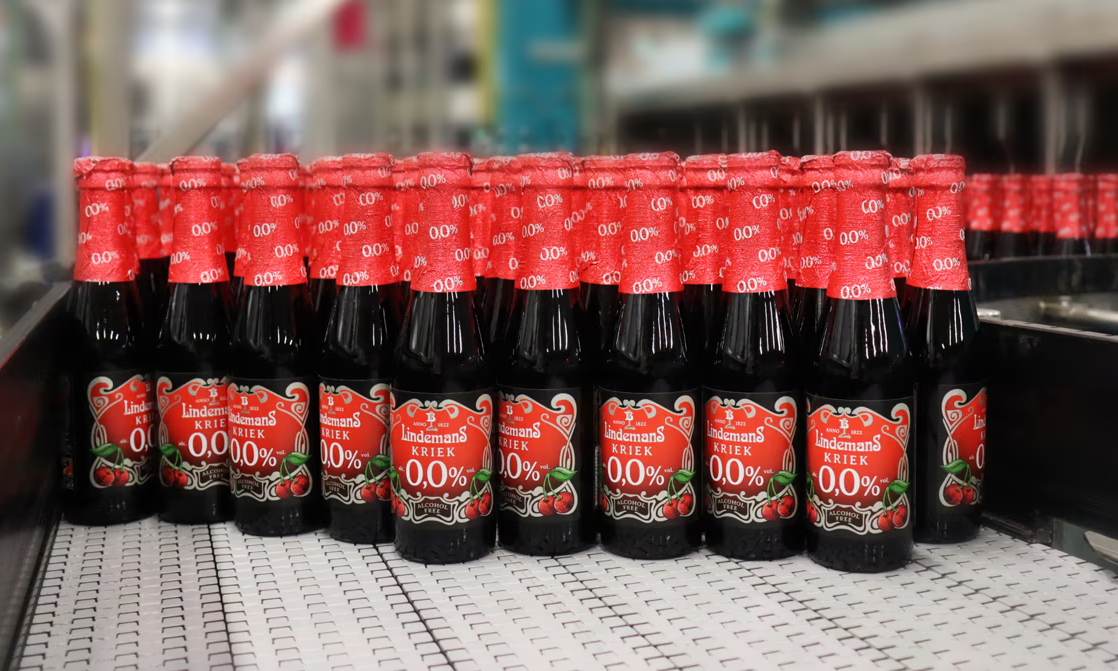 Lindemans Kriek 0,0% flesjes op de band