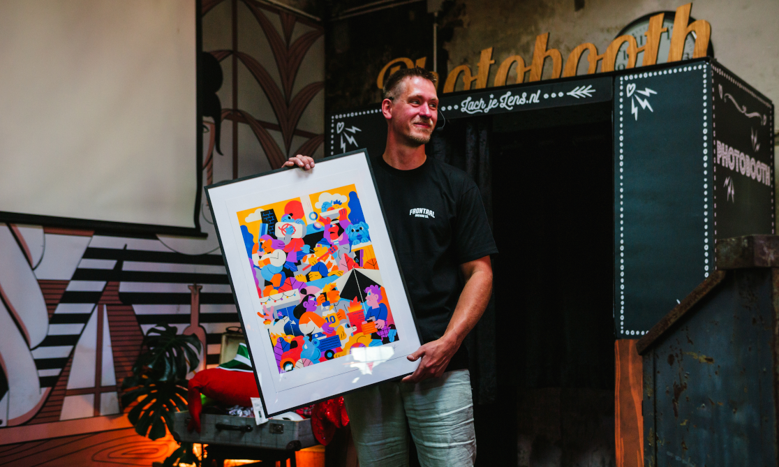 Eigenaar Roel van Frontaal met het design van Hedof