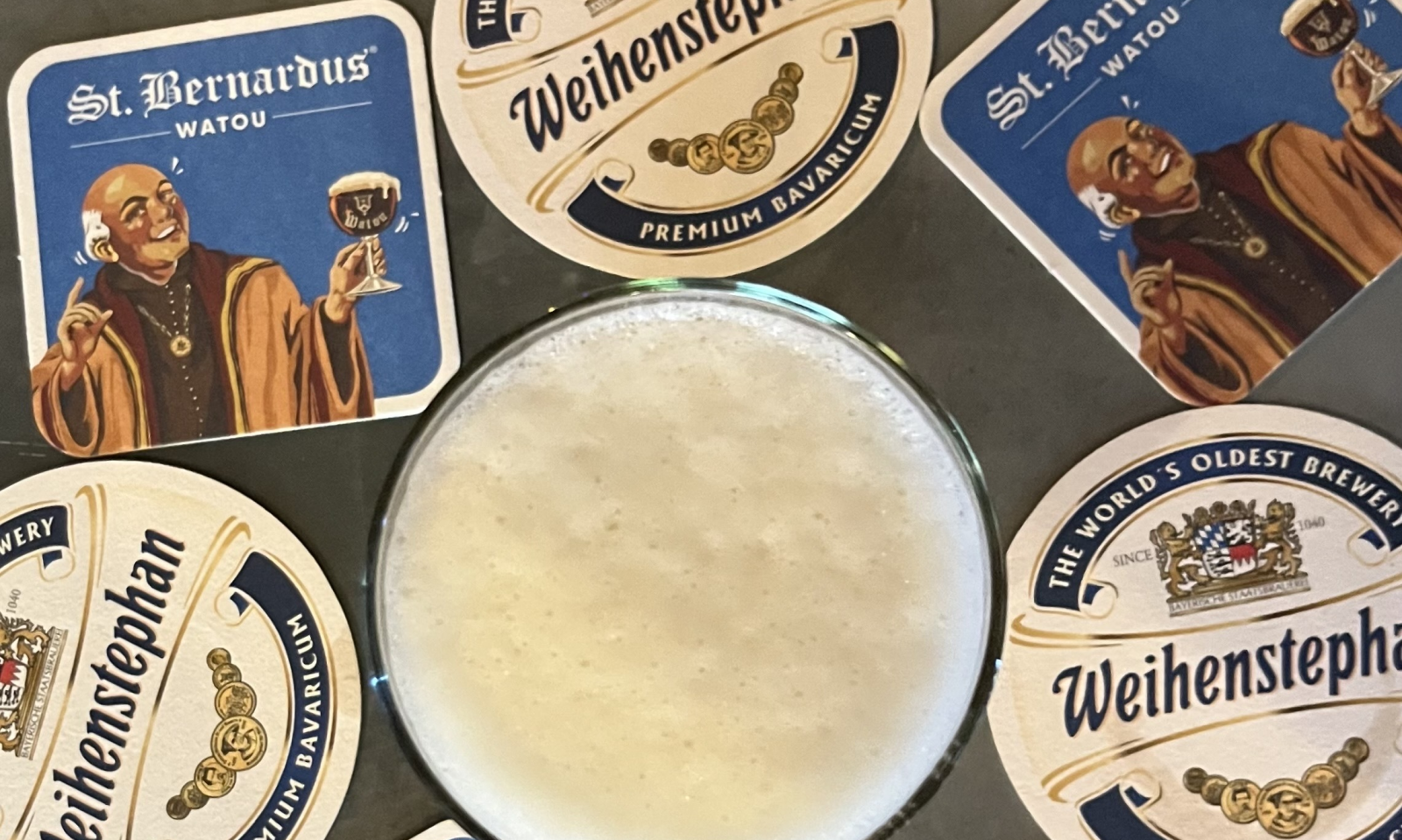 Kombine bier van bovenaf gezien met viltjes van St. Bernardus en Weihenstephan