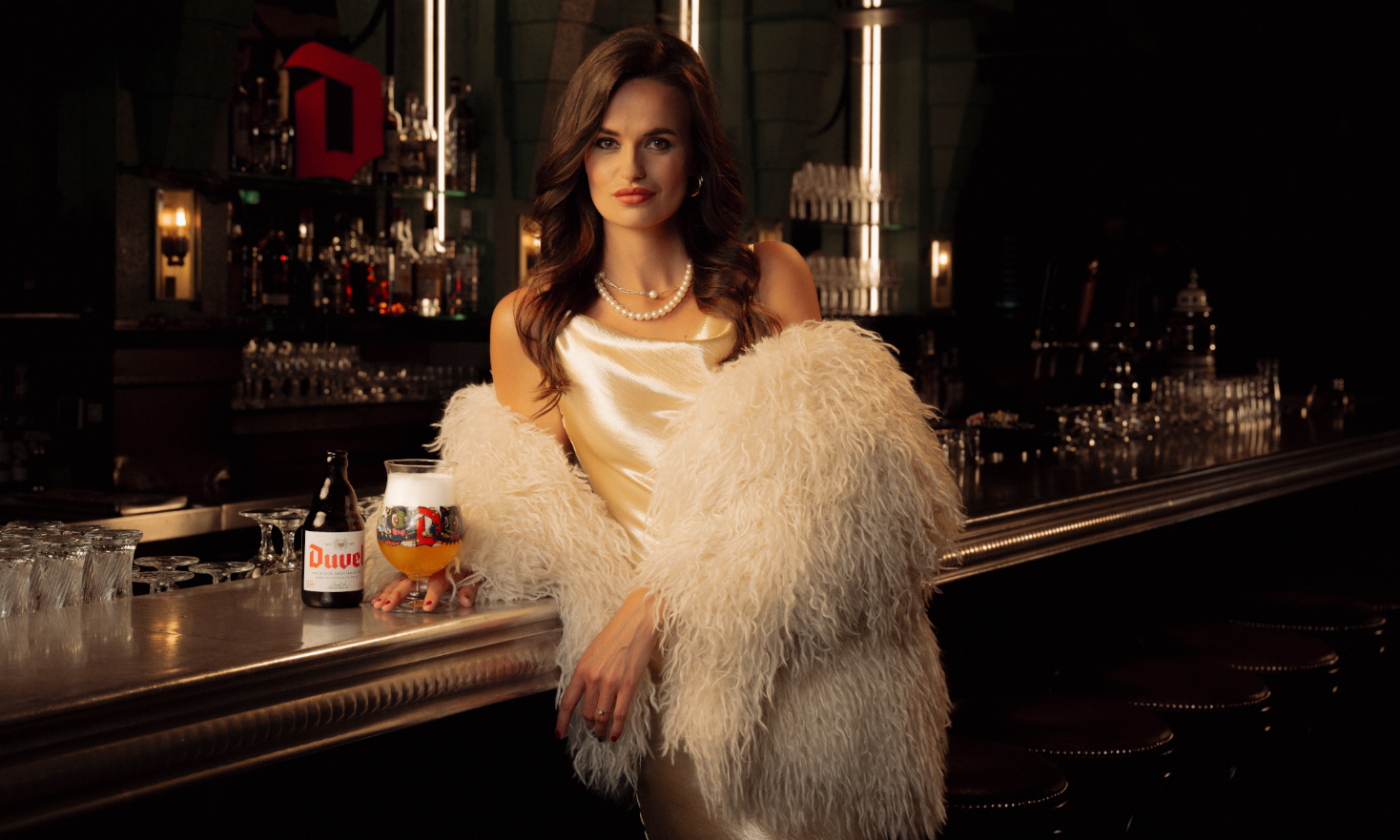 Loes van Delft aan de bar met haar Duvel Collection bierglas