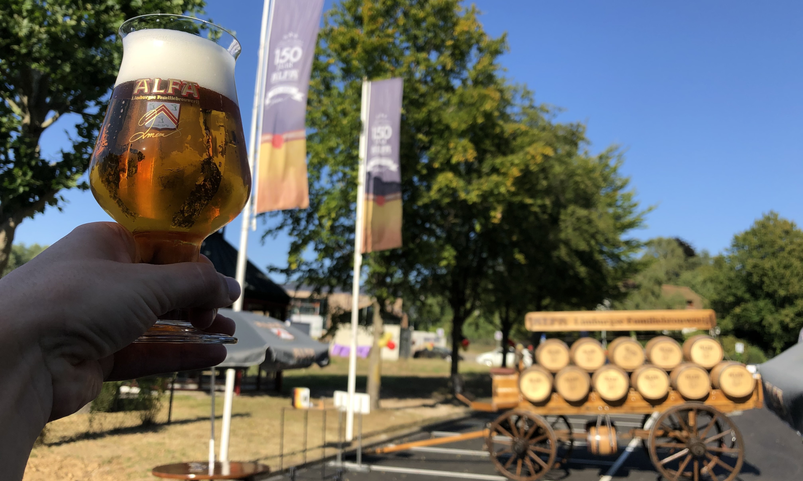 Proosten met Alfa bier