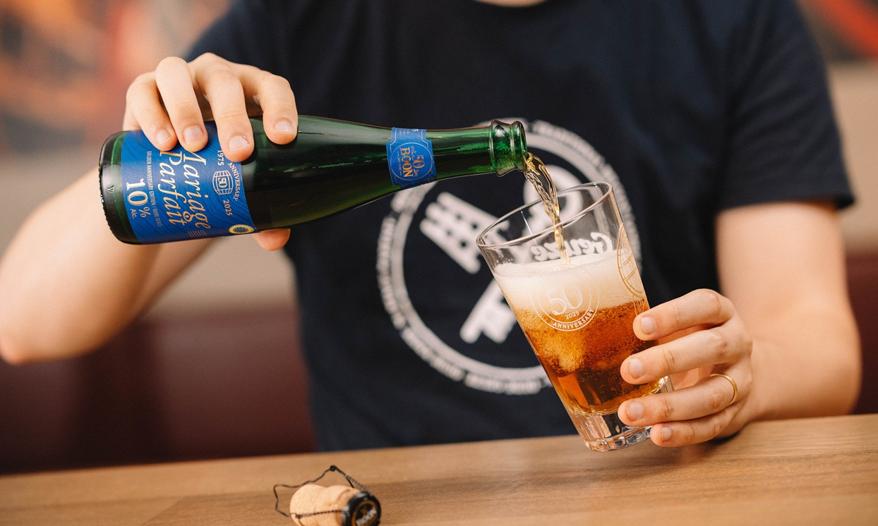 Boon jubileumbier voor 50-jarig bestaan inschenken