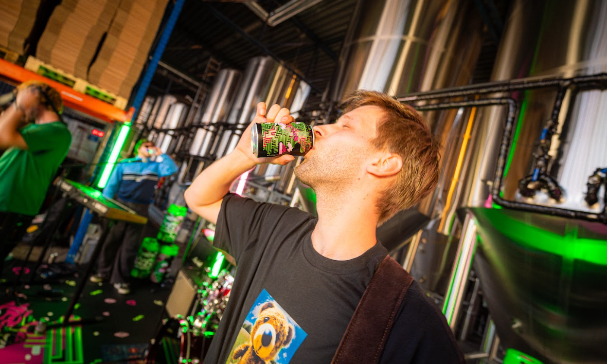 vandestreek bier drinken tijdens het optreden 