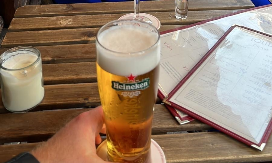 Heineken biertje op het terras in Amsterdam