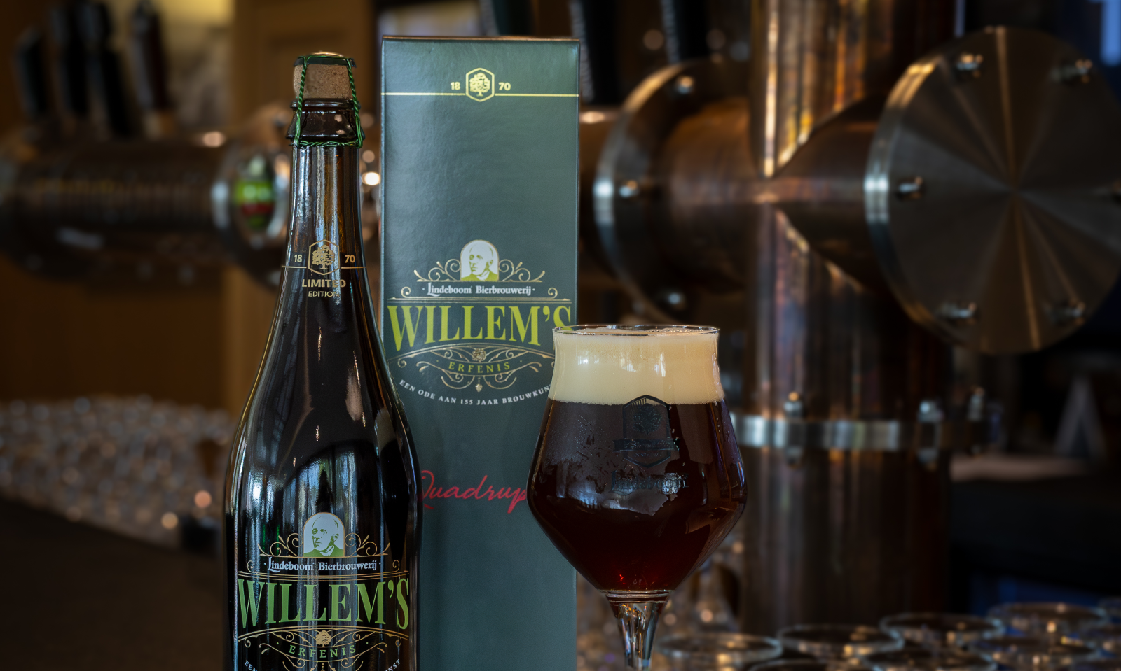 jubileumbier van Lindeboom op een bar in een cafe