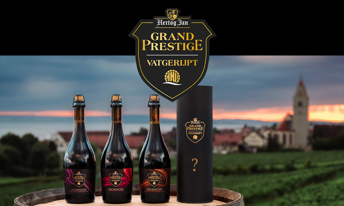 Vier flessen Grand Prestige Vatgerijpt op een houten vat in de omgeving van de Rijn