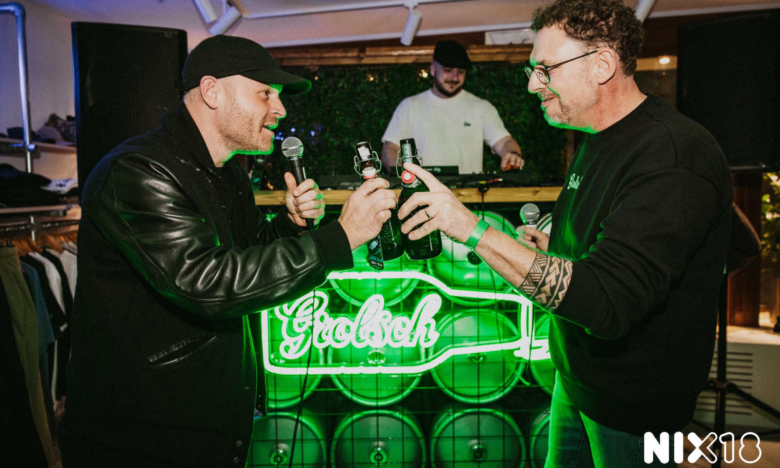 Sticks en meesterbrouwer Marc Janssen proosten met Zwolsch bier