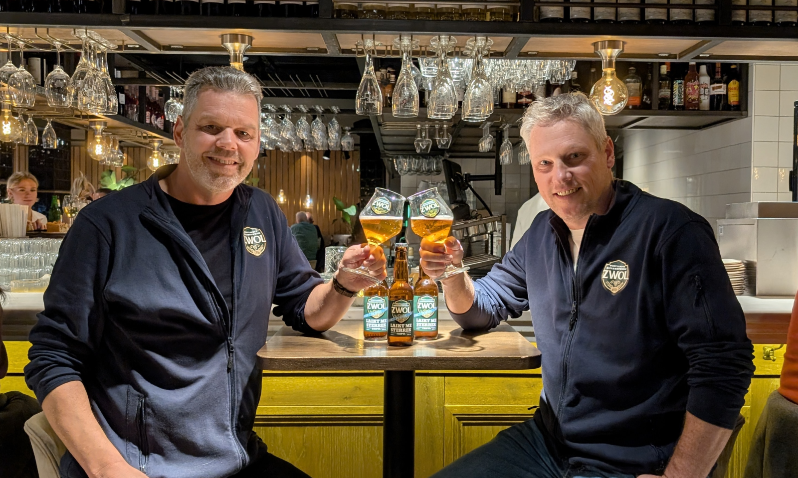 Ad en Marty van Brouwerij ZWOL proosten met hun gin-infused tripel