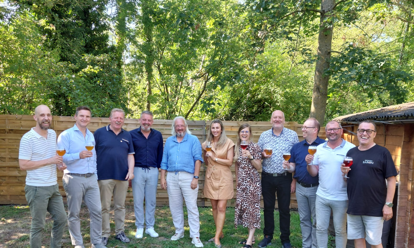 groepsfoto An met mensen die bier van DKM Brewery vasthouden en proosten