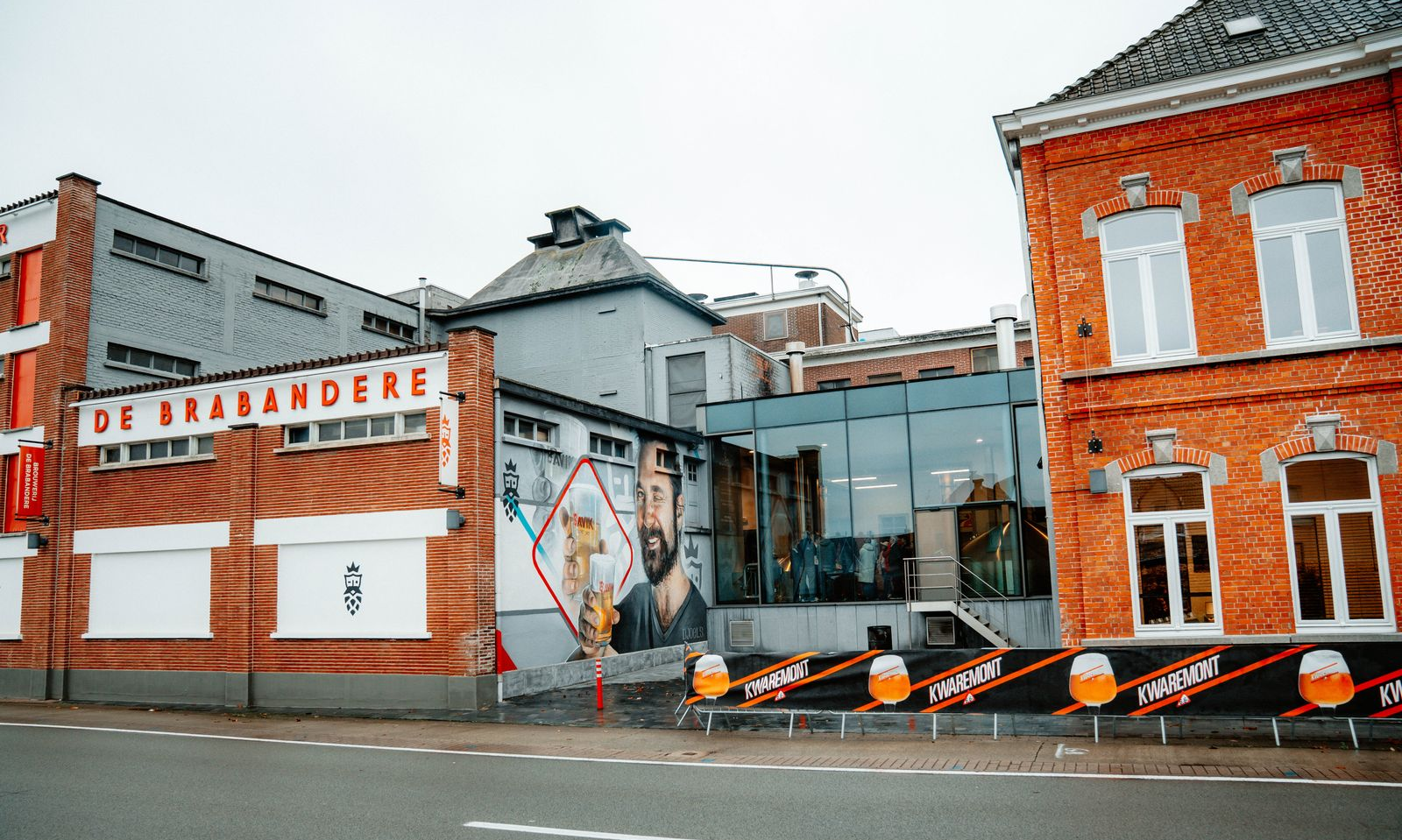 Exterieur van brouwerij De Brabandere met zichtbare reclame en rode bakstenen gebouwen.