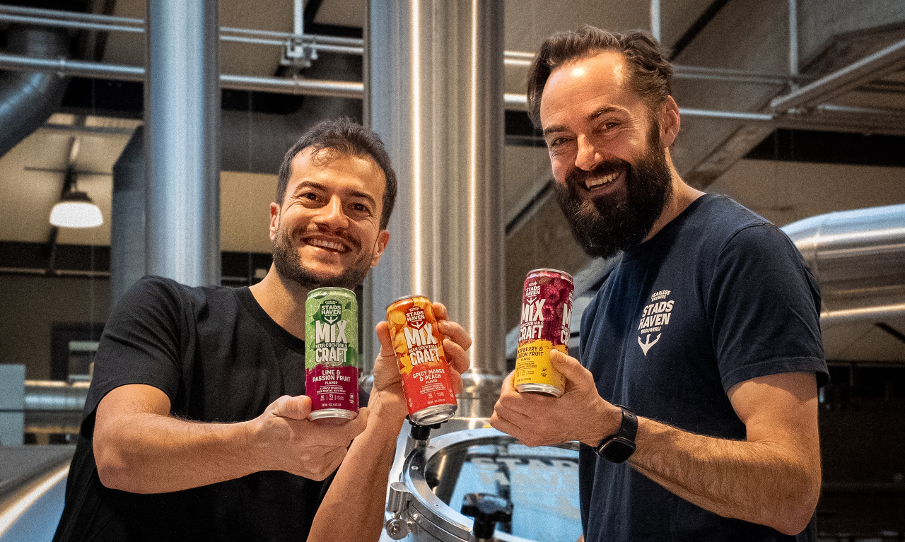 Brouwmeester Bas Jacob (links) en hoofdbrouwer Henri Eskonen – Stadshaven Brouwerij, Rotterdam