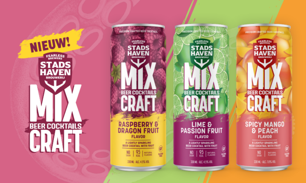 Drie blikjes MixCraft Beer Cocktails in verschillende smaken op kleurrijke achtergrond.