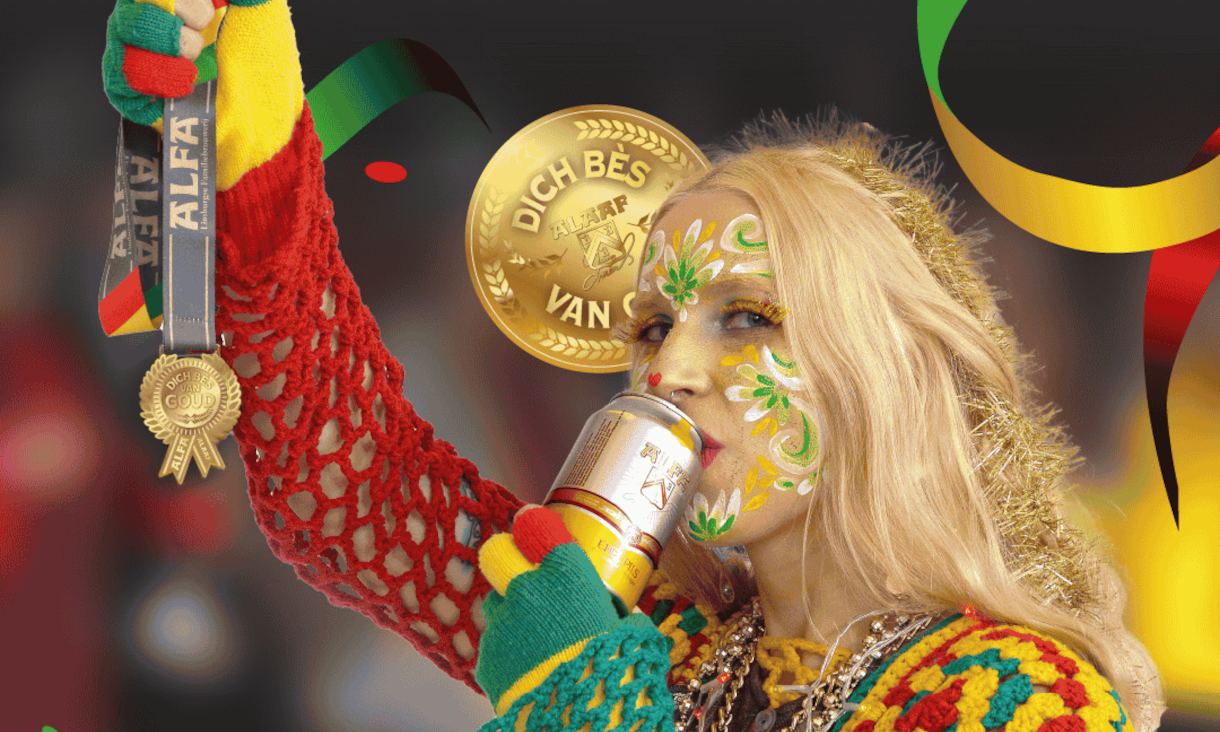 Vrouw met carnavalskostuum en Alfa Bier blikje, met een medaille in de hand.