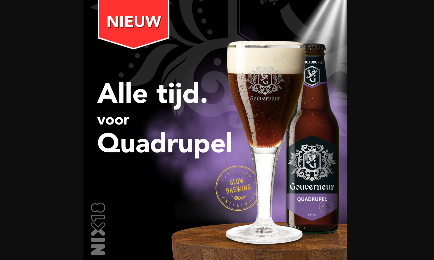 Een glas en fles Gouverneur Quadrupel bier op een houten oppervlak met paarse achtergrond.