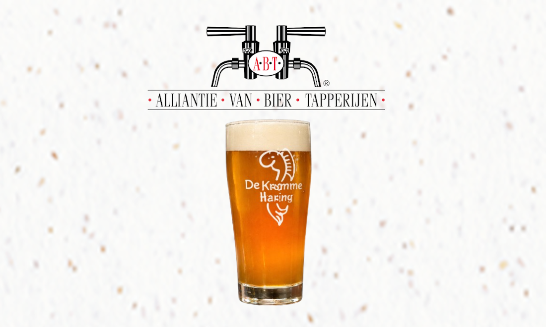 Een glas amberkleurig bier met schuim van De Kromme Haring op een lichte achtergrond.