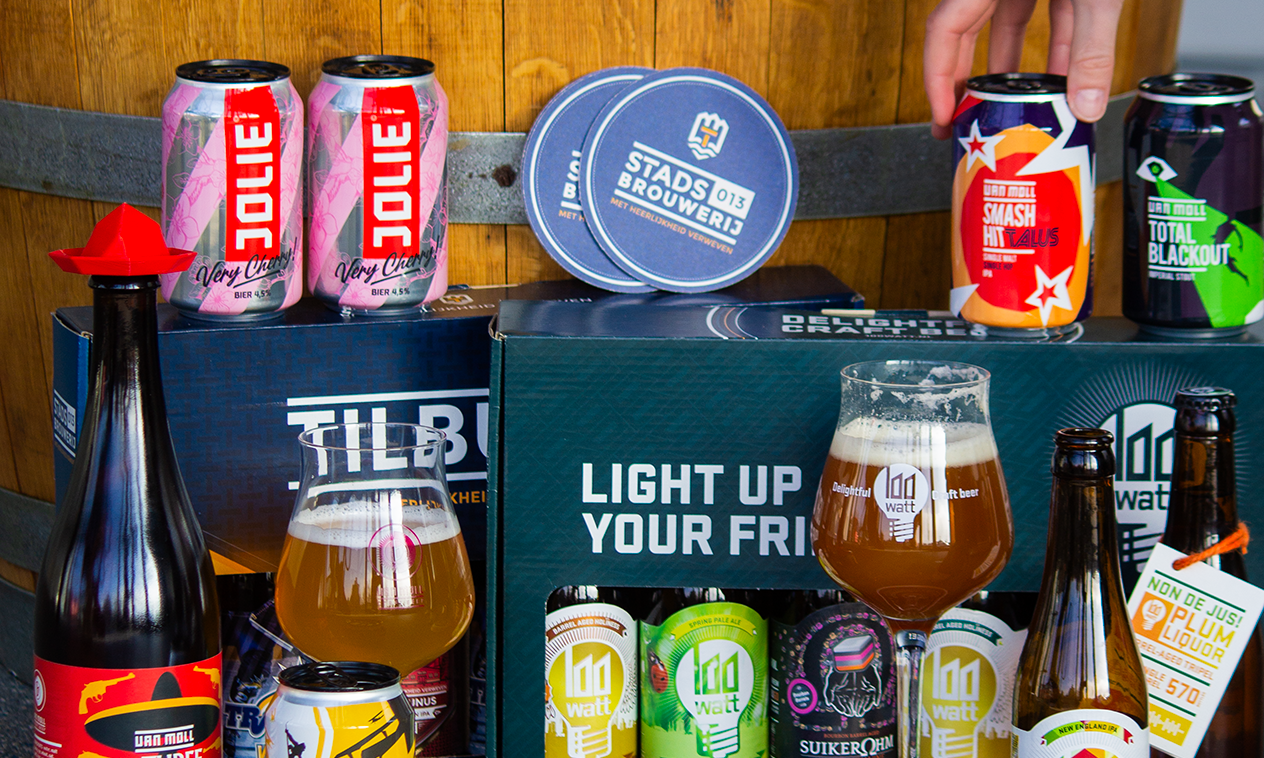 Assortiment bierblikken en glazen op een tafel met Lighttown Brewers producten.