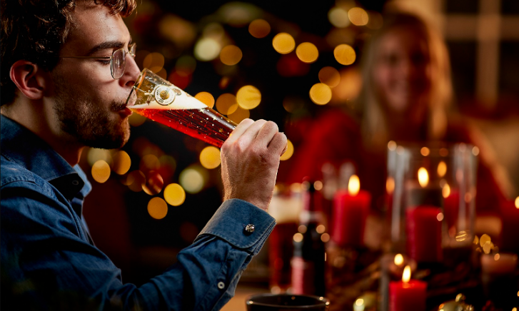 Man drinkt Warsteiner Winter