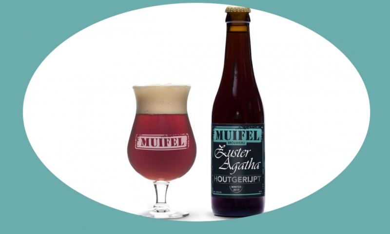 Zuster Agatha Houtgerijpt flesje en glas