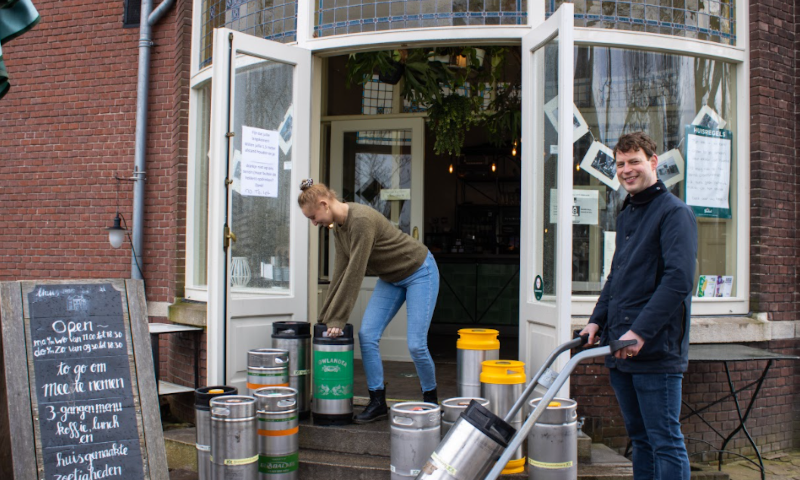 Lowlander haalt bier op uit de horeca