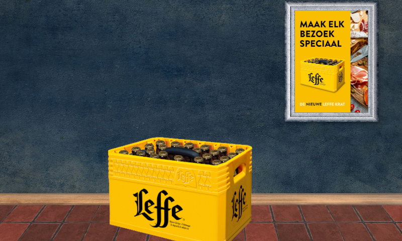 Leffe Blond krat op de vloer voor een blauwe muur