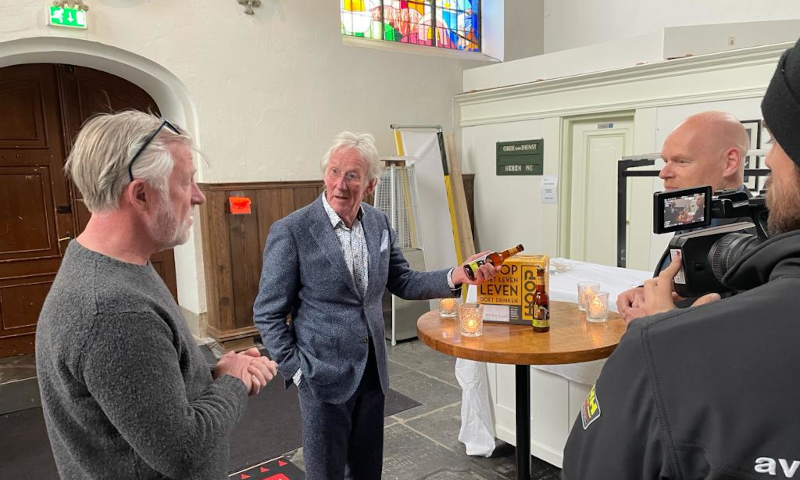 Bullebier van Brouwerij Hoop gedoopt door Freek de Jonge