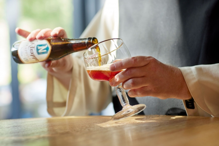 La trappe Nilis wordt in een bierglas ingeschonken 